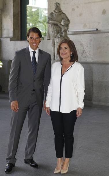 Rafael Nadal con il sindaco Ana Botella prima della cerimonia di conferimento del titolo di cittadino onorario di Madrid (Epa)
